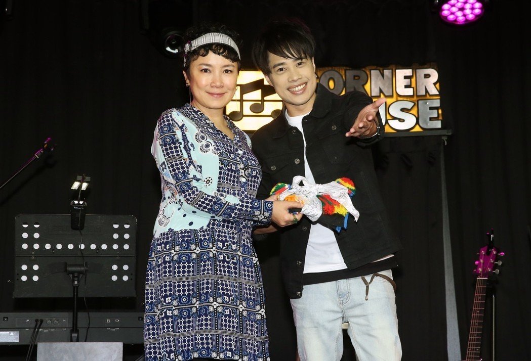 「TANK」呂建忠為台北場演唱會進行彩排，好友謝麗金現身探班送上「阿美族情人袋」