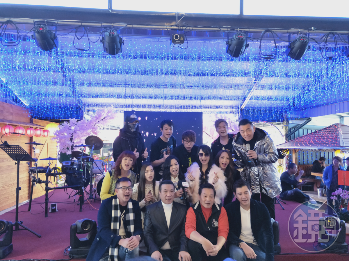 在資深藝人林義芳（前排右2）號召下，許多藝人都成為餐廳股東。