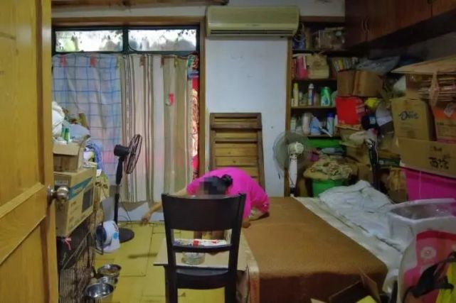 高薪女子辭職後多年不出門,鄰居聞到異味上門,「屋內畫面」讓人沉默